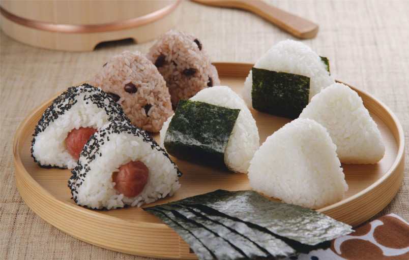 日式传统美食三角海苔饭团简约摄影高清图片