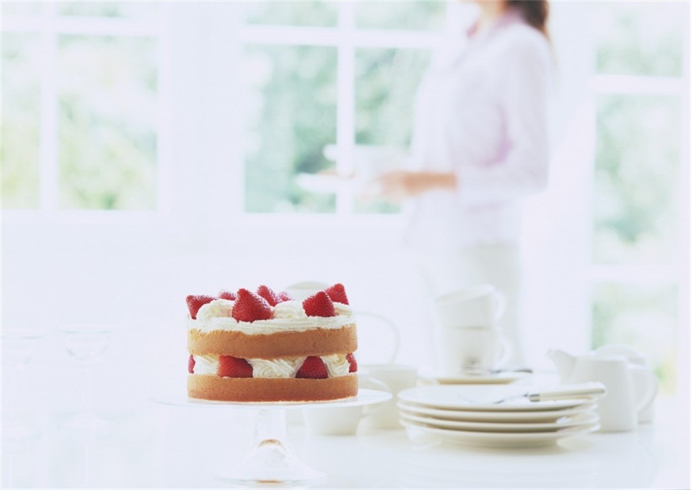 现代甜品美食草莓水果奶油蛋糕高清图片