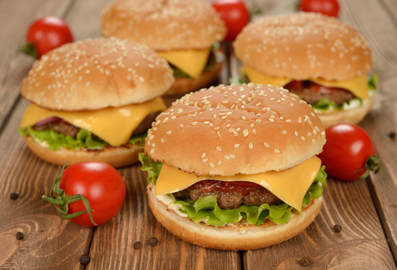 西方现代美食美味的牛肉芝士汉堡艺术摄影高清图片