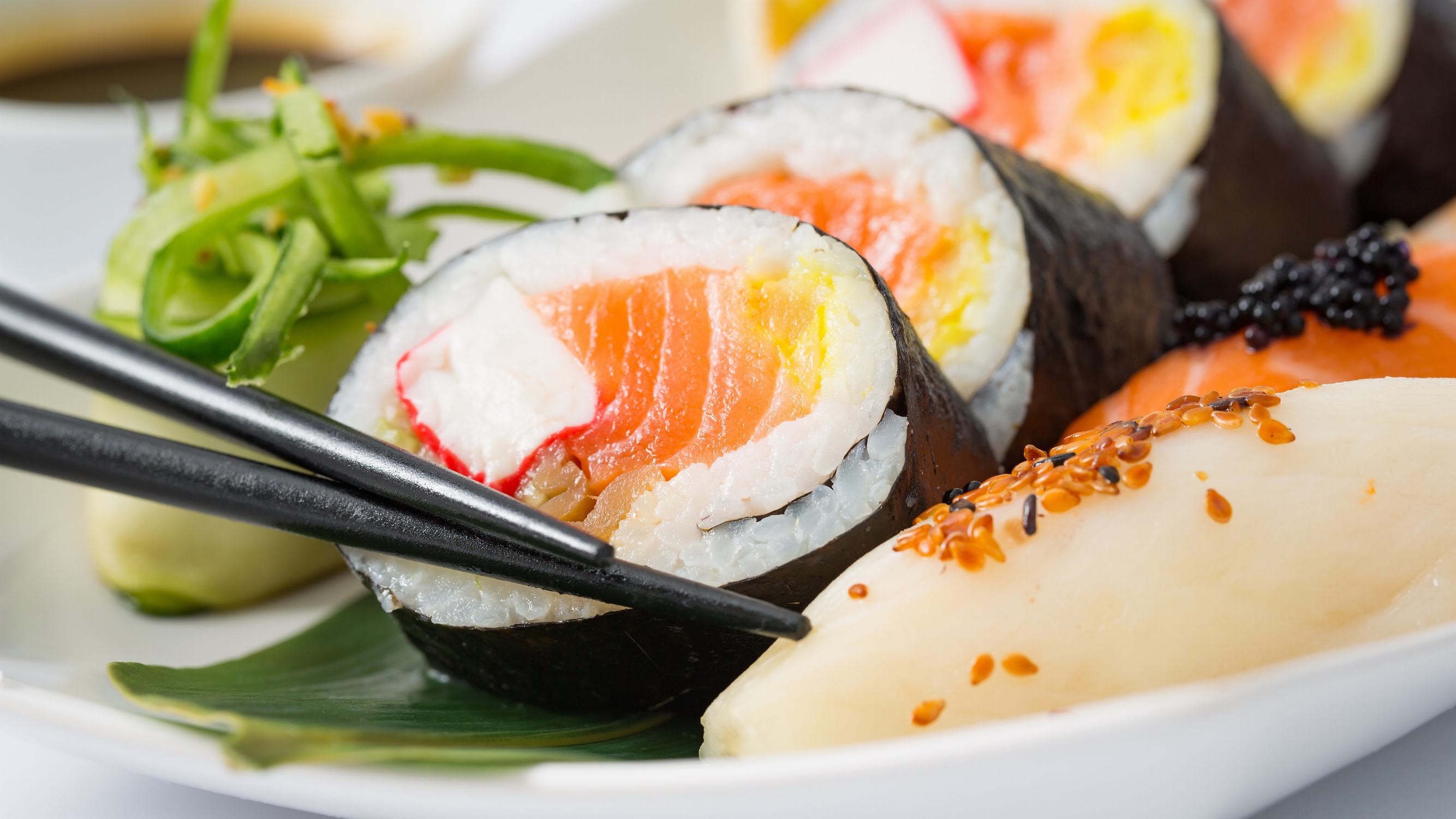 芳香四溢美味诱人的日本寿司高清图片