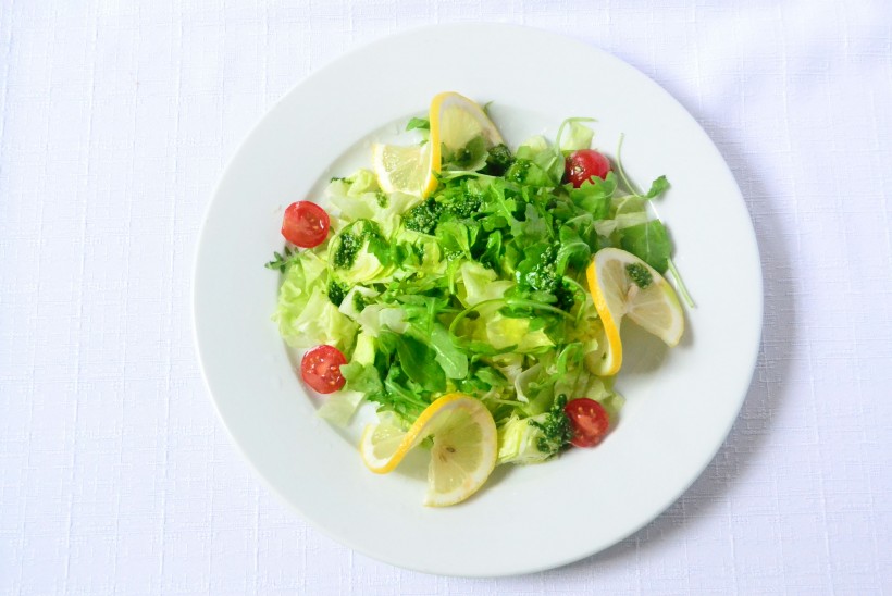 营养搭配美味健康的自制蔬菜沙拉高清图片