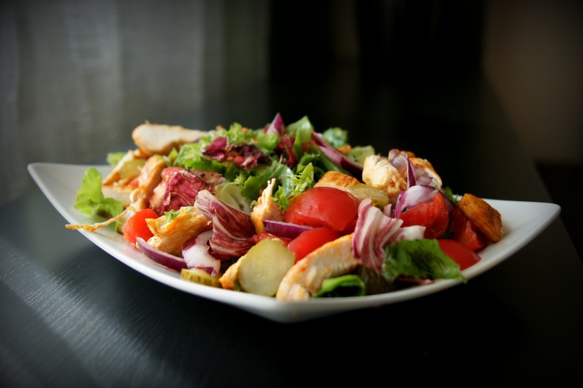 回味无穷美味健康减肥美食蔬菜沙拉高清图片