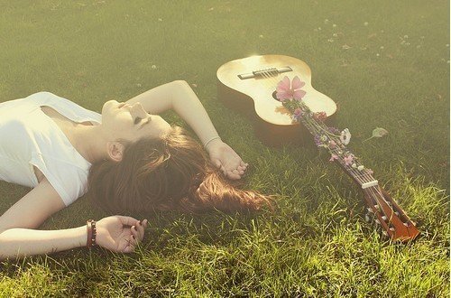弹吉他的女生 唯美意境图片