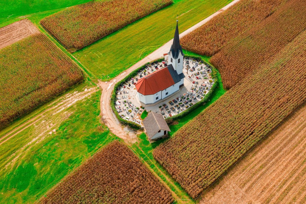 斯洛文尼亚一处田间的乡村小教堂