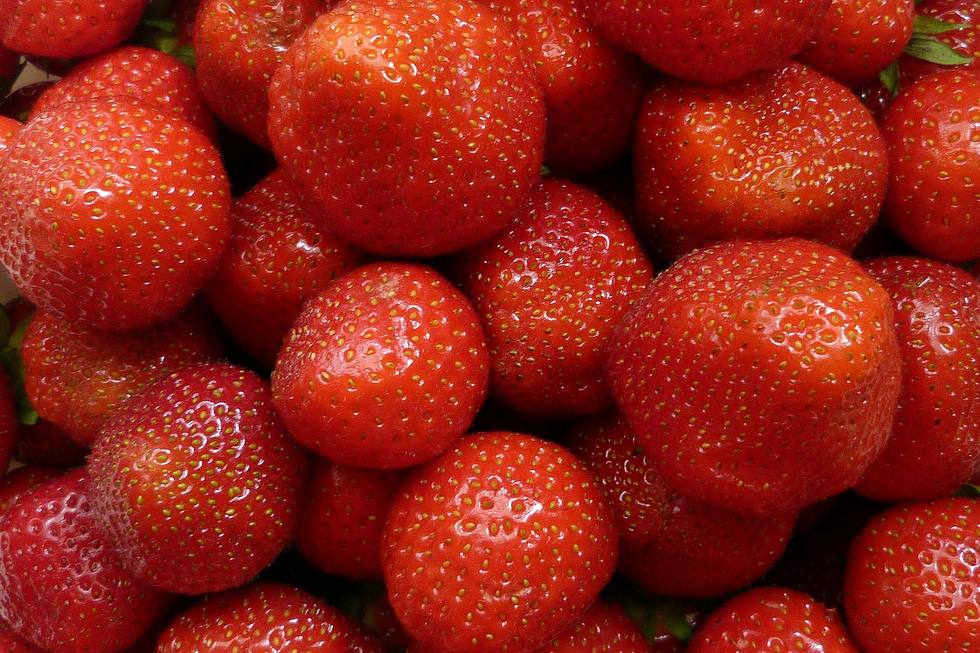 新鲜草莓的特写图片
