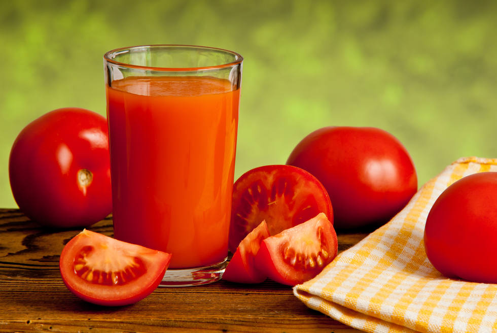 番茄汁和新鲜的番茄蔬菜图片