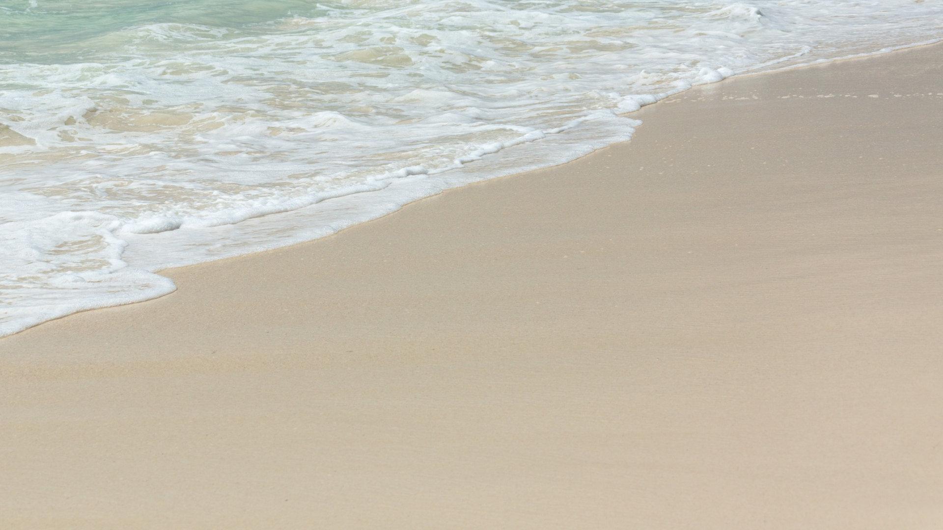 碧波涌涌金光闪闪的沙滩高清风景摄影图片