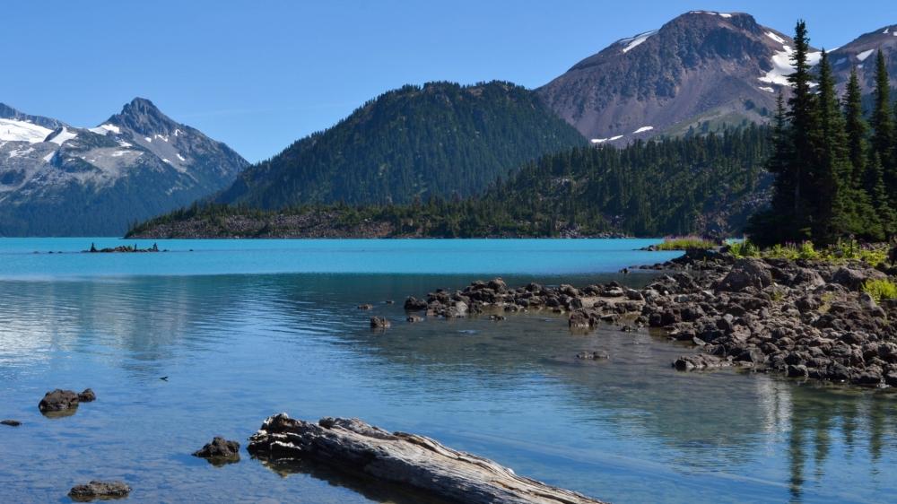 远足旅行胜地加里波第湖清澈湛蓝风景图片
