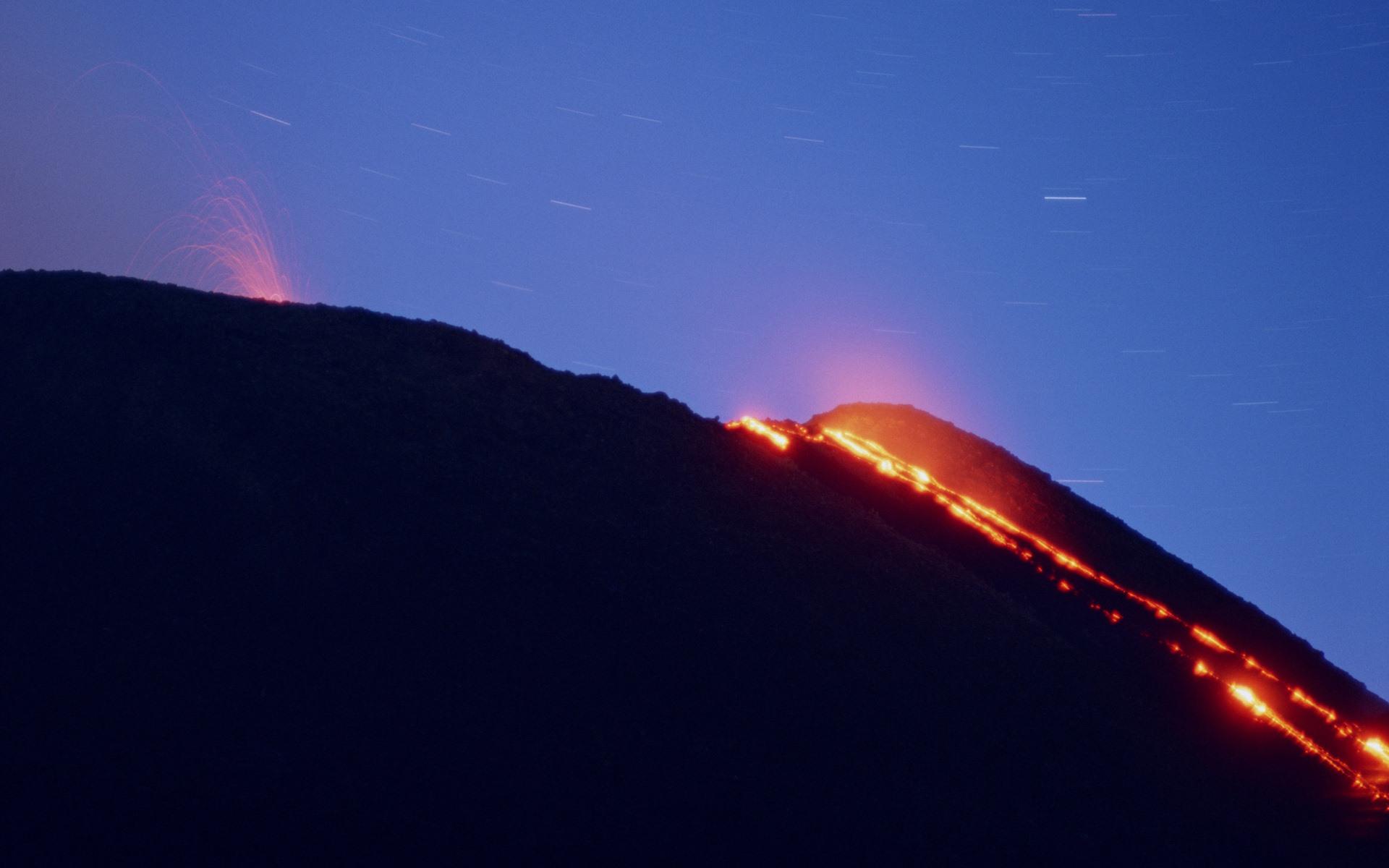火山喷发的瞬间壮观震撼自然风景摄影图片