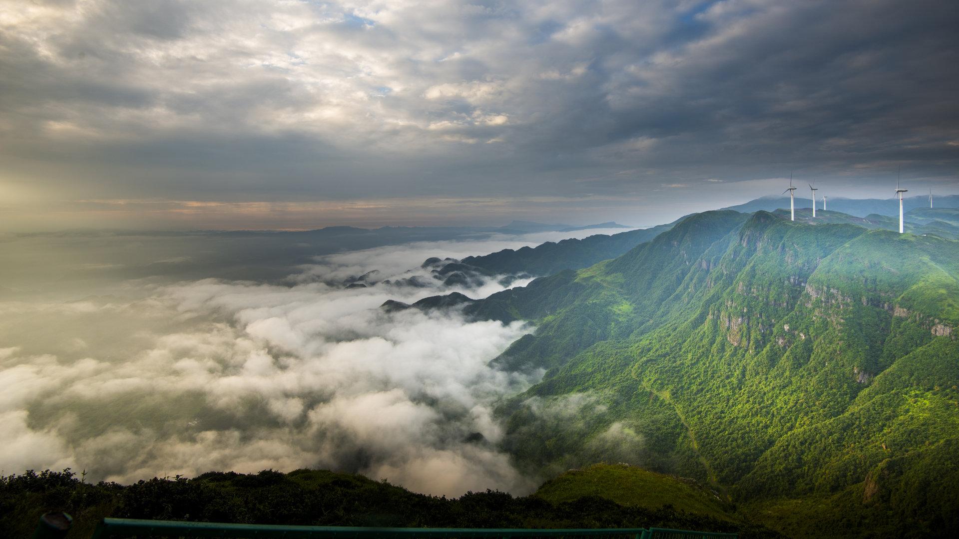 云海中的山峰高大雄伟高清风景摄影图片