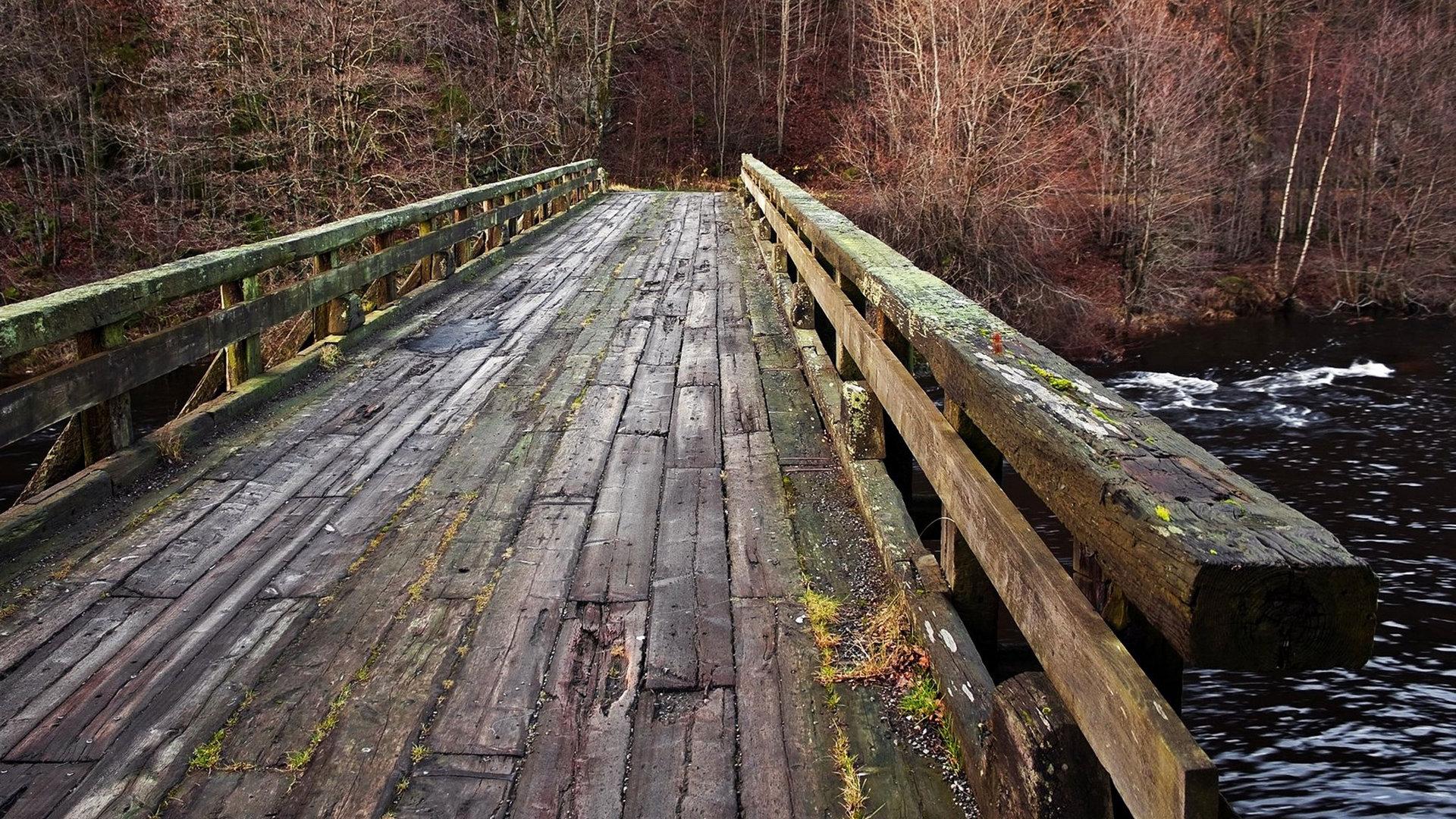 蜿蜒曲折错落有致的木桥高清风景摄影图片