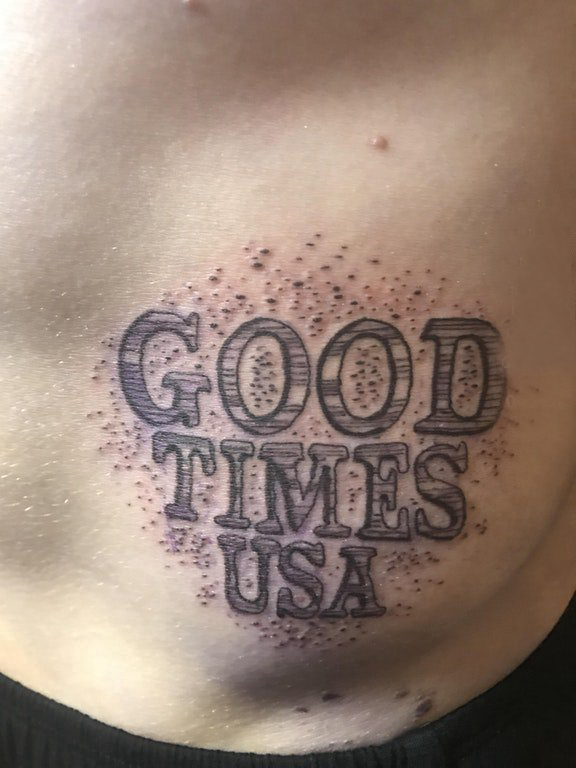男生腹部黑灰的英文字母纹身图片英文字母纹身男