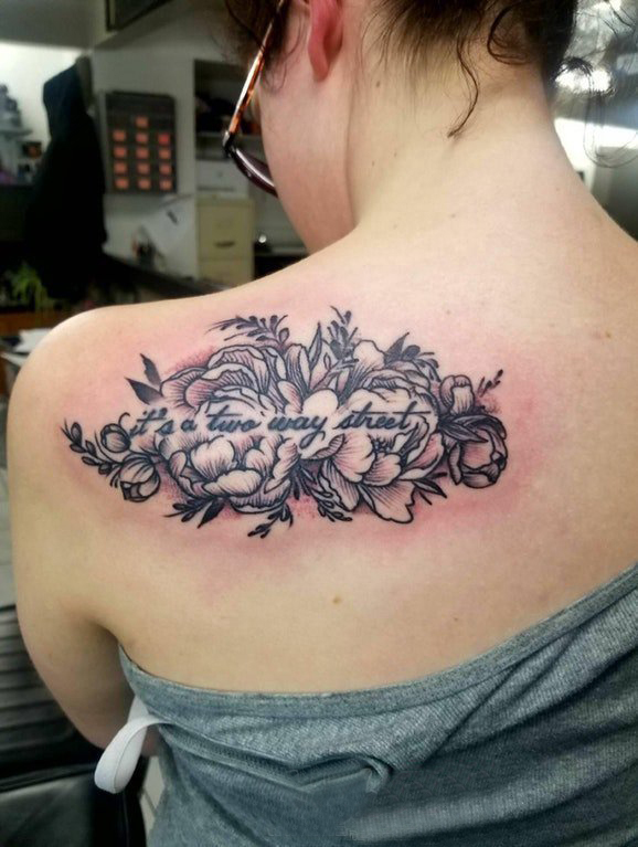 女生后背上花朵和英文纹身图片花朵和英文纹身图案