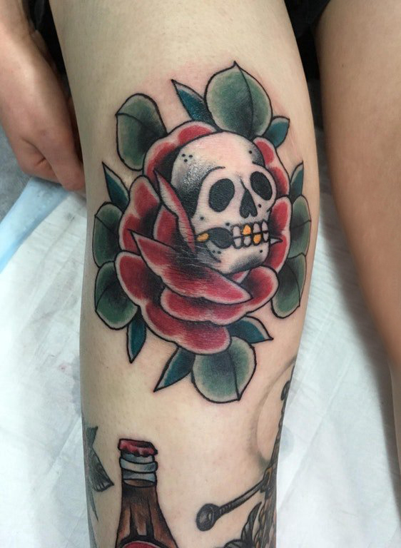 女生膝盖上玫瑰纹身图片玫瑰纹身