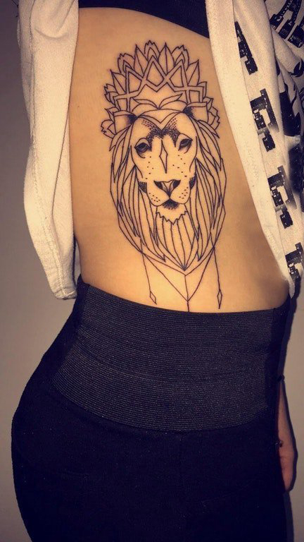 女生侧腰上黑色的狮子纹身图片狮子王纹身