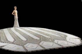 世界上最重的婚纱 纯手工打造出181公斤重(穿上无法行走)
