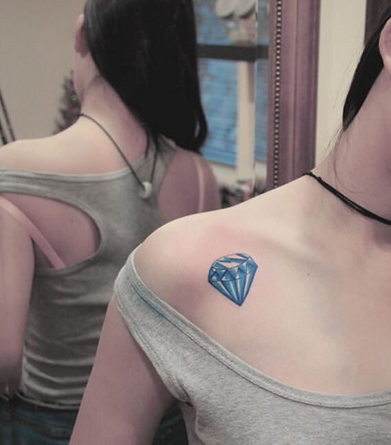 女性肩部彩色钻石纹身图案
