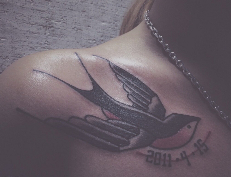 肩头几何图案燕子纹身图案