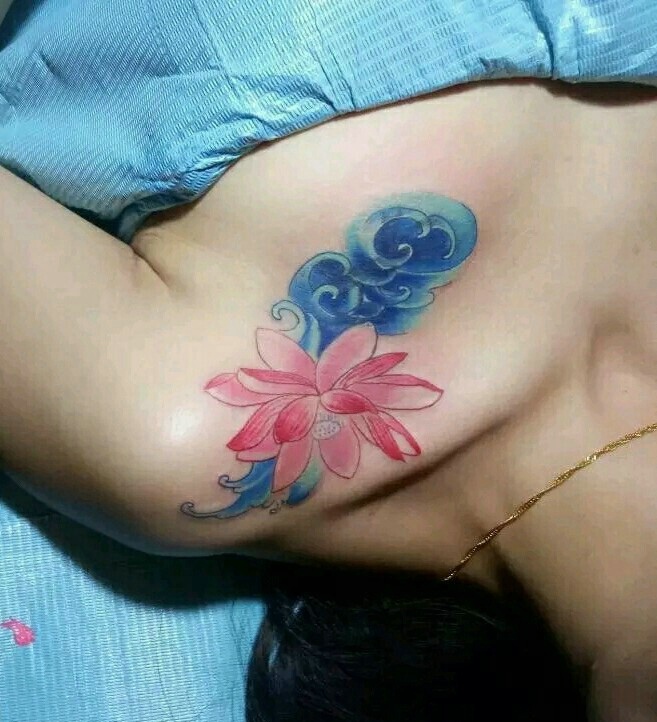 女生锁骨上的双色花朵纹身刺青很性感