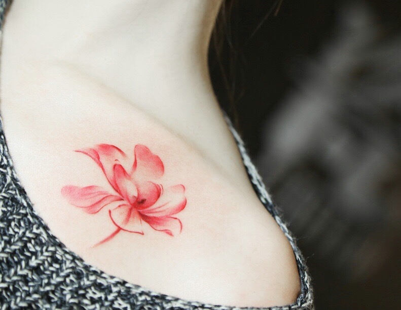 女生锁骨处鲜艳美丽的莲花纹身图案