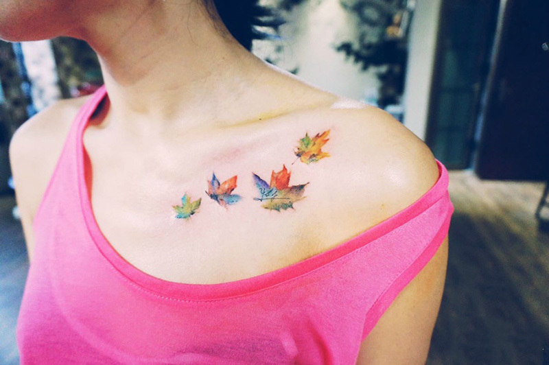 锁骨美丽的枫叶彩绘纹身图案