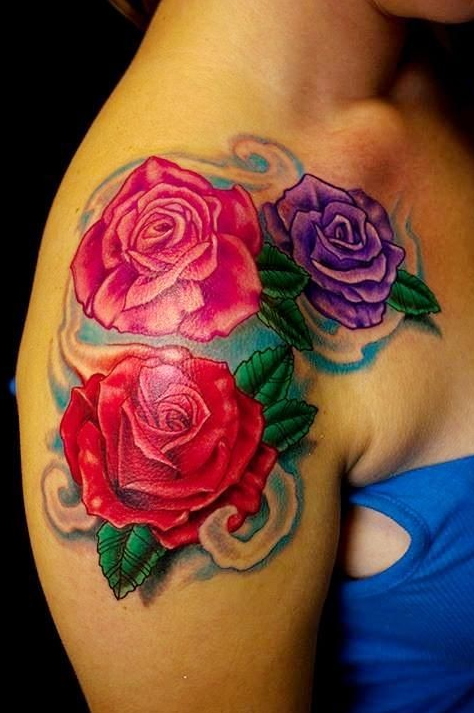 女性肩部亮丽的玫瑰纹身图案