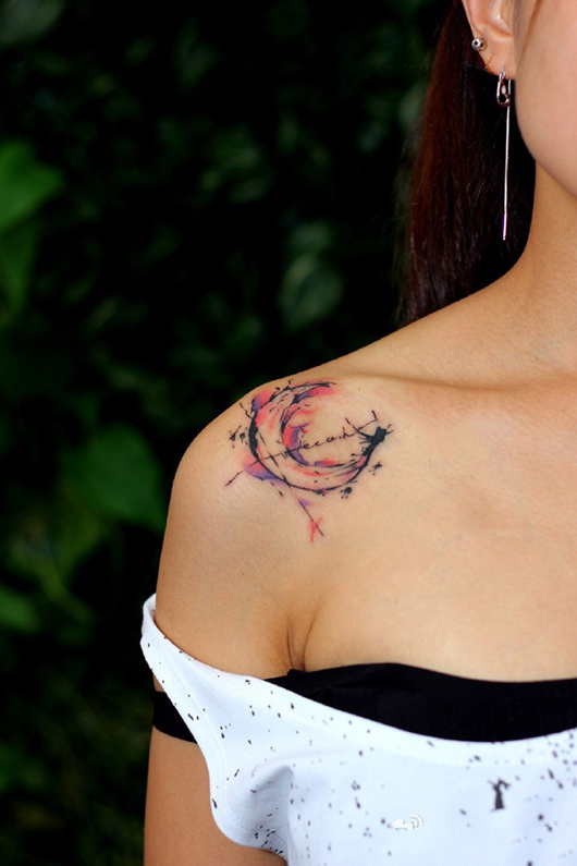 女性锁骨月亮图腾彩绘纹身图案