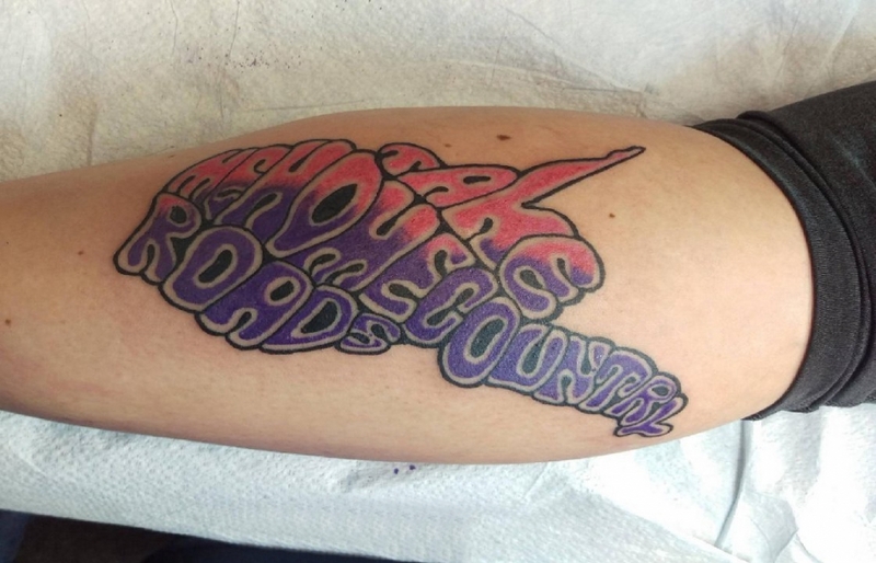 男生小腿上彩色的涂鸦英文纹身图片 欧美涂鸦纹身