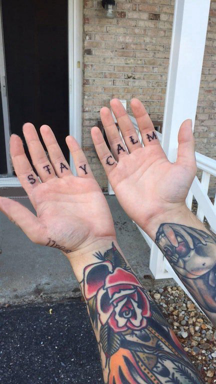 男生手掌上黑色的英文纹身图片花体英文纹身