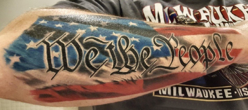 男生手臂上花体英文纹身美国国旗纹身图案 花体英文纹身