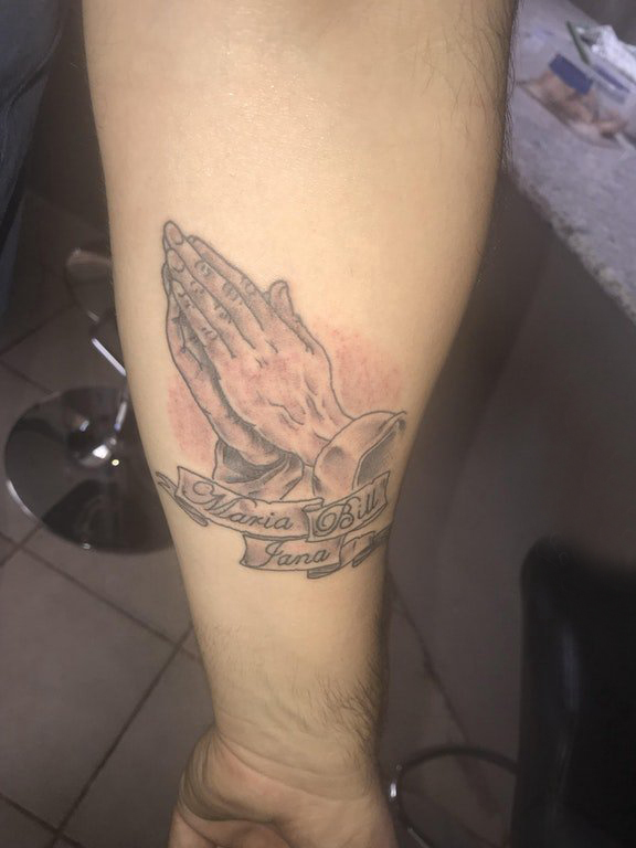 男生手臂上英文和祈祷之手纹身图片 祈祷之手纹身图