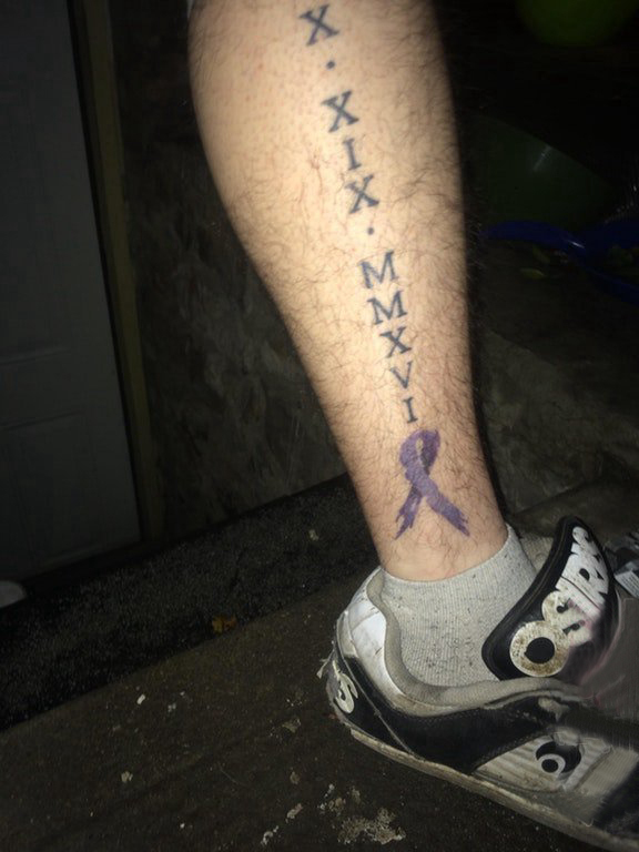 男生小腿上黑色的字母纹身图片 纹身字母设计