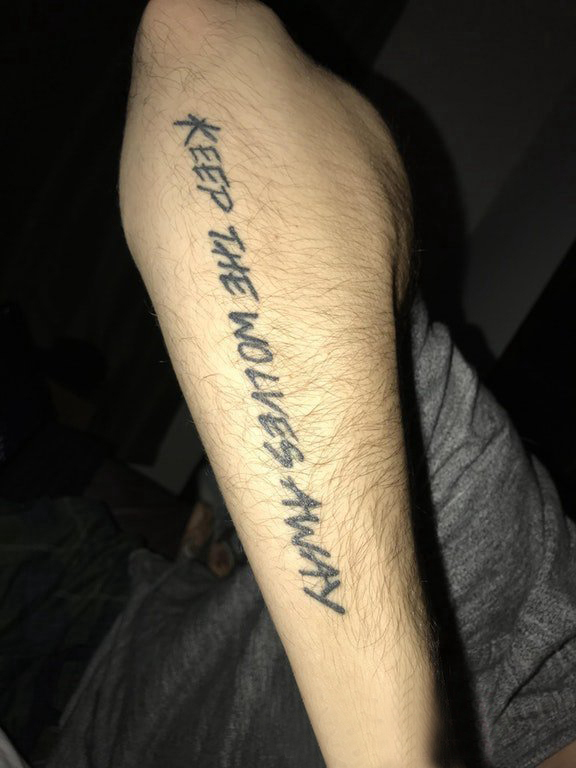 男生手臂上黑色的英文字母纹身图片手纹身英文字母