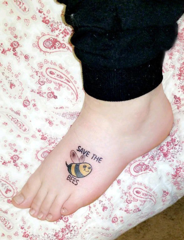 女生脚背上英文和蜜蜂纹身图片 蜜蜂纹身图案