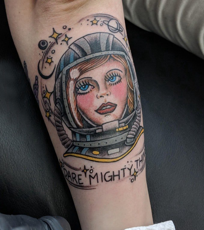 女生小臂上彩色的宇航员纹身图片 宇航员纹身图案