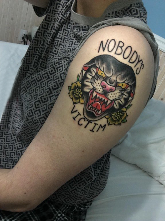 男生大臂上彩绘的豹子头纹身图片豹子头纹身