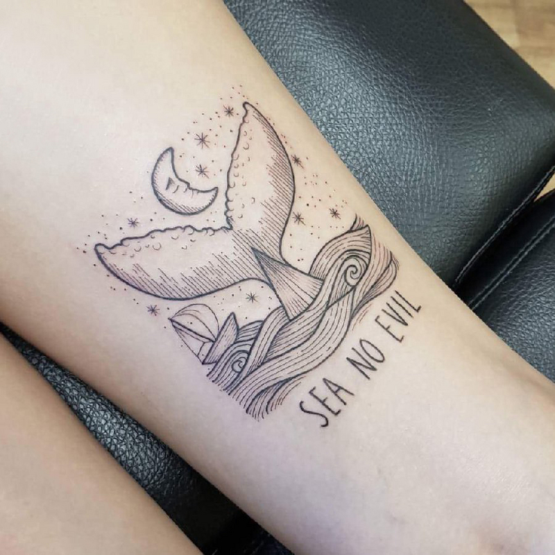 女生手臂上英文和鲸鱼尾纹身图片 纹身鲸鱼
