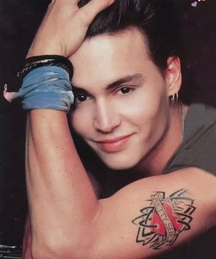 Johnny Depp大臂上彩绘的心形纹身图片 国际纹身明星