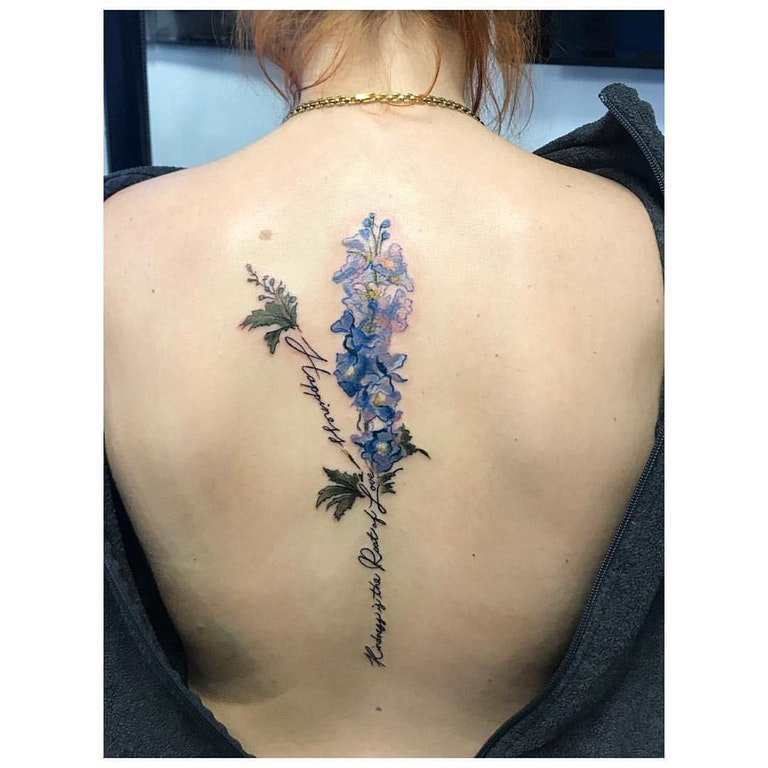 女生后背上英文和花朵纹身图片 植物纹身