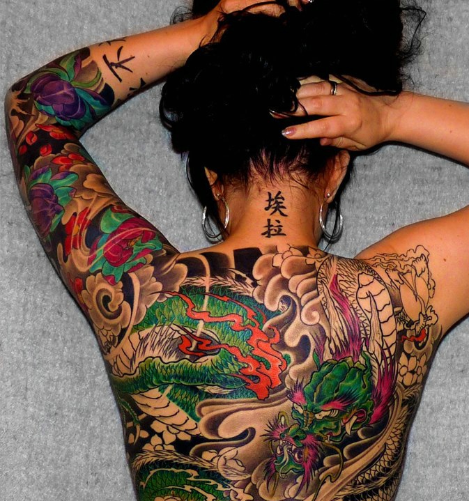 个性女孩满背七彩大邪龙纹身图案