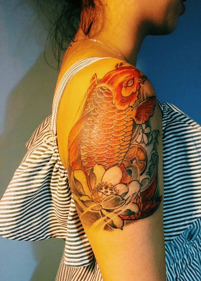 莲花与金鲤鱼的花臂纹身图案