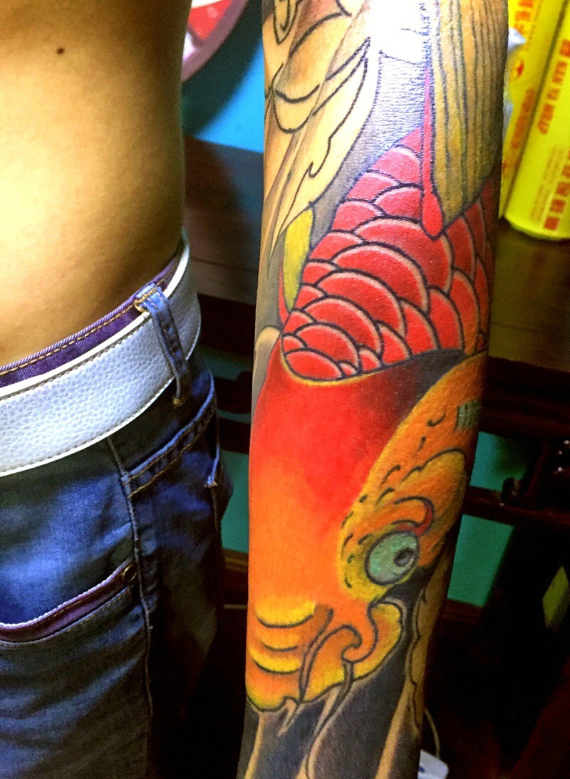 花臂鲜艳无比的大红鲤鱼纹身图案