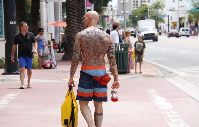 街头欧美纹身男子帅气的花臂满背龙纹身图案