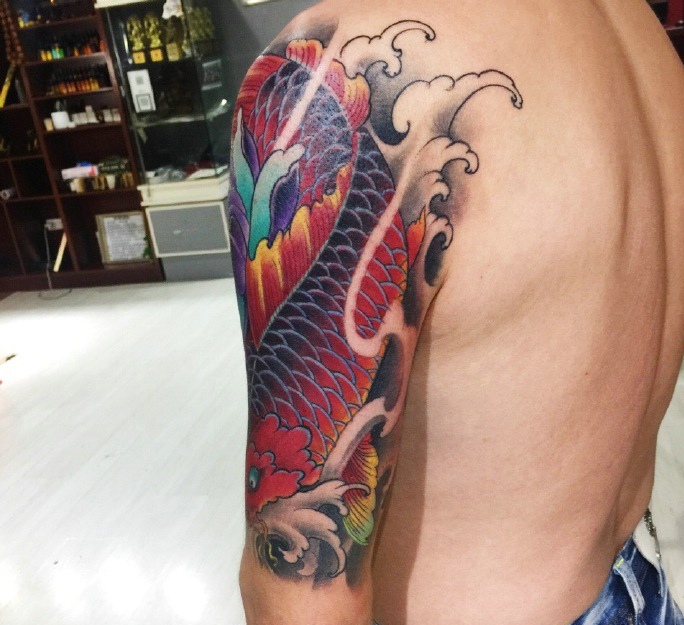 五颜六色的花臂鲤鱼与莲花纹身图案