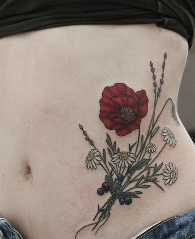 火辣美女腰部上的花朵纹身刺青