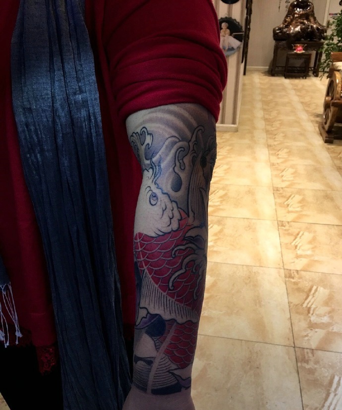 花臂时尚耐看的红鲤鱼纹身刺青