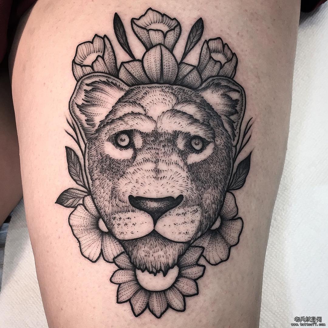 大腿欧美狮子花朵点刺性感纹身图案