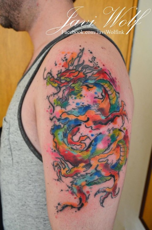 大臂彩虹色的亚洲龙水彩风格纹身图案
