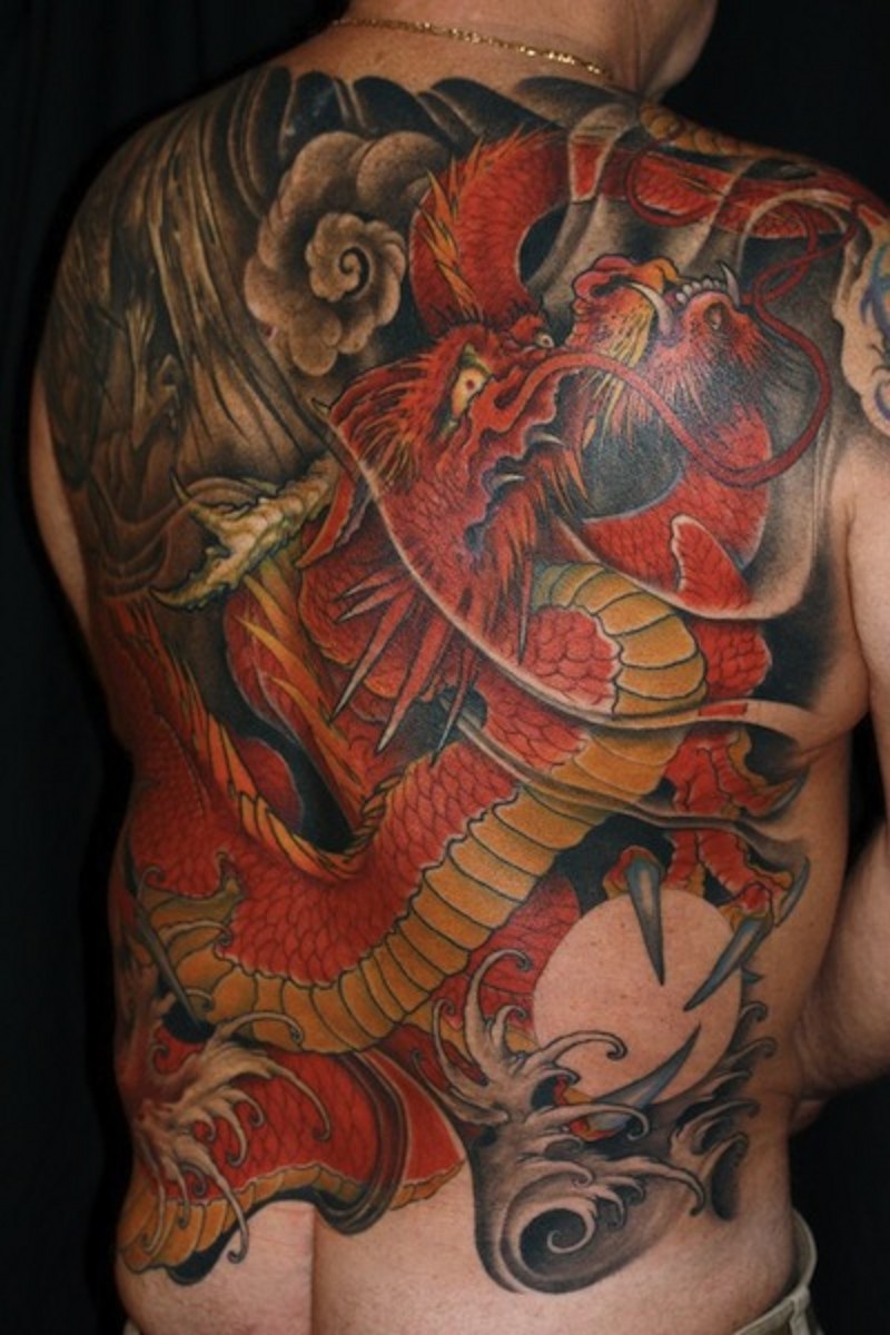 满背亚洲传统的红色巨龙纹身图案