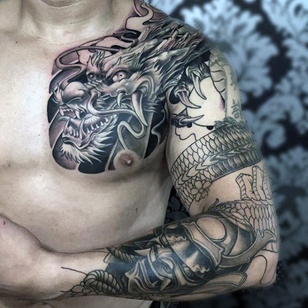 胸部和手臂大规模的彩色龙与武士面具纹身图案
